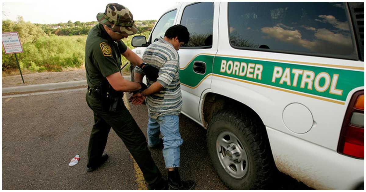 বর্ডার পেট্রলের হাতে গ্রেপ্তার এক ব্যক্তি। ছবি: অ্যারান্ডা ল